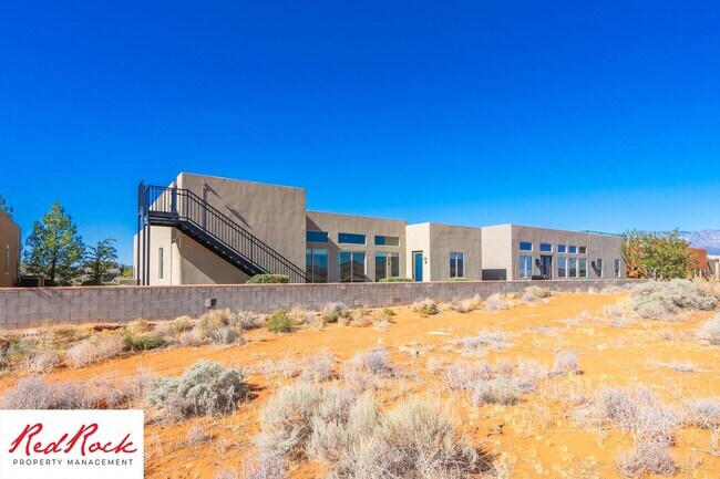 Building Photo - 4 Bedroom Luxury Home Near Sand Hollow