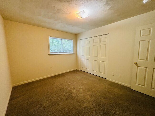 Building Photo - 3 Bedroom 2 Bath Condo