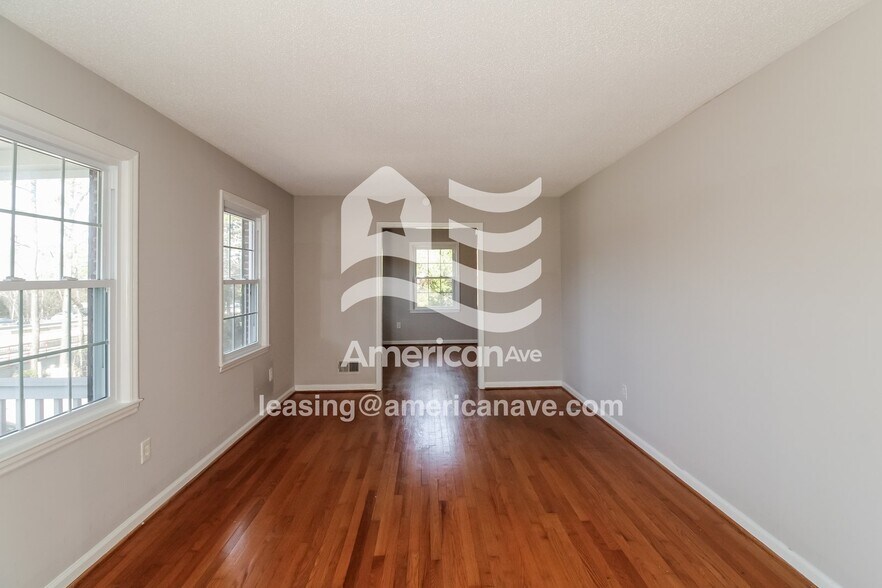 Building Photo - 1807 Holly Hill Dr