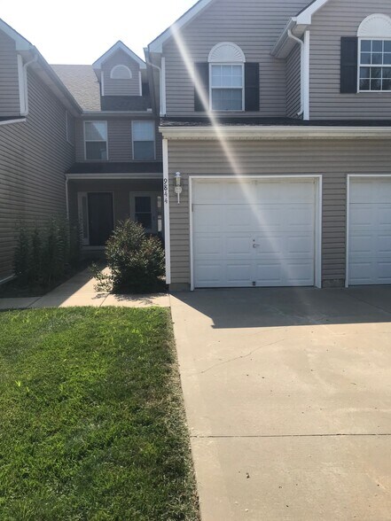 Primary Photo - 9844 N Lewis Ave