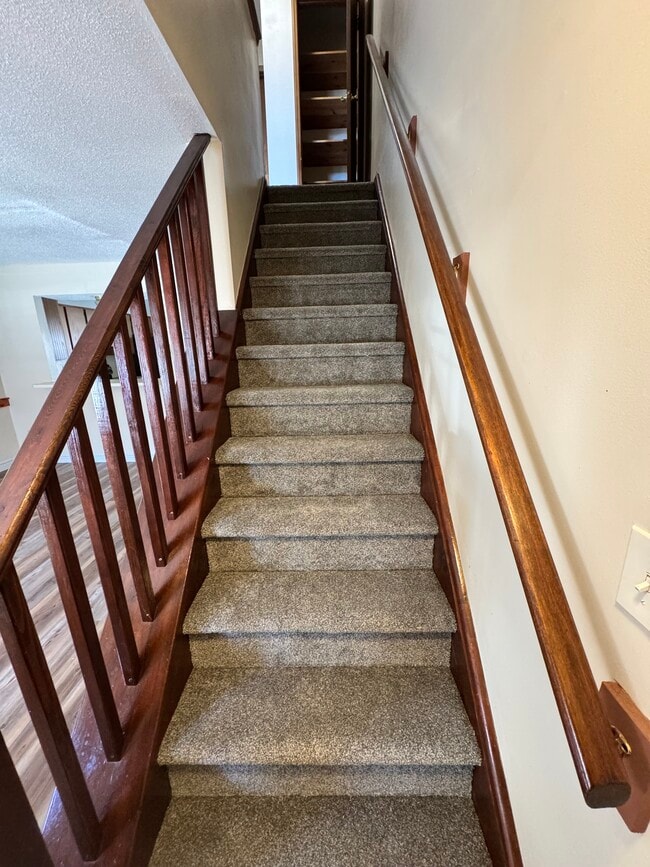 Building Photo - 975 Meriden Rd