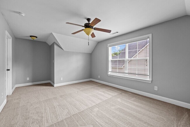 Building Photo - Spacious 5BR Home Walkable to Downtown Fayetteville