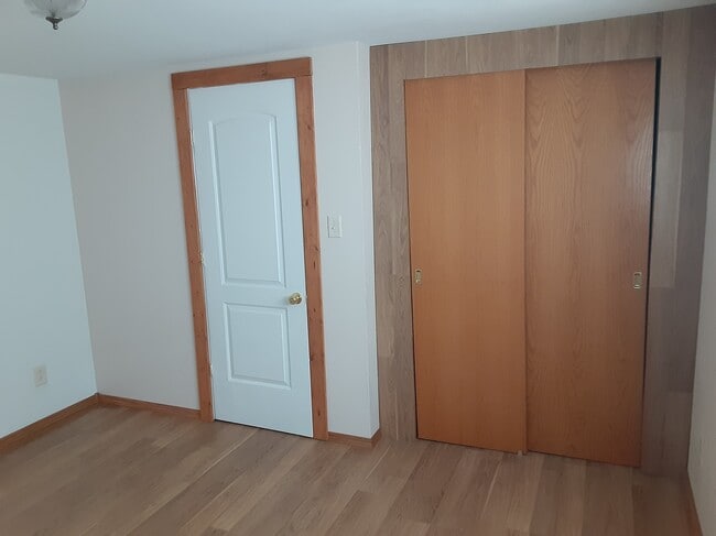 Building Photo - 308-302 E Park St