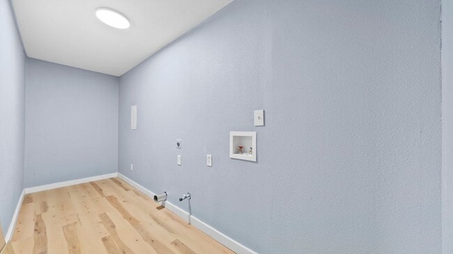 Building Photo - 1112 Village Green Dr