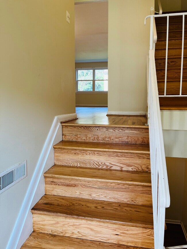 Building Photo - 2 Wimbledon Ln