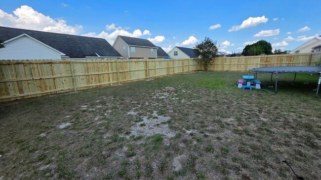 Building Photo - Spacious 3 bedroom with bonus!