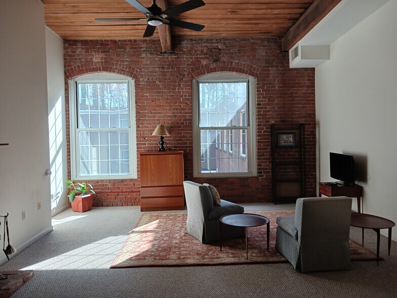 Living room - 124 College St