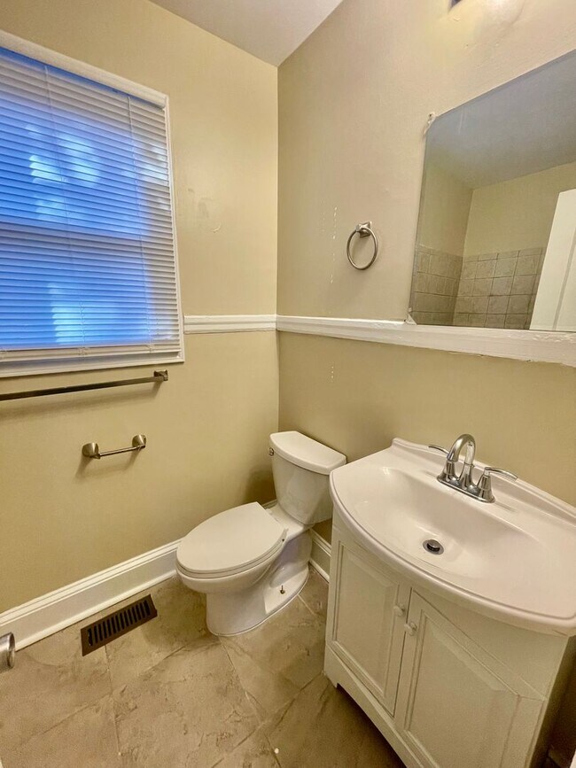 Building Photo - This 3 bedroom 1 bath home is located off Freedom Dr