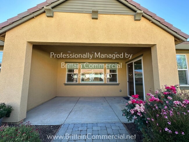 Building Photo - Stunning All Single Story 3 Bedroom, 2.5 B...