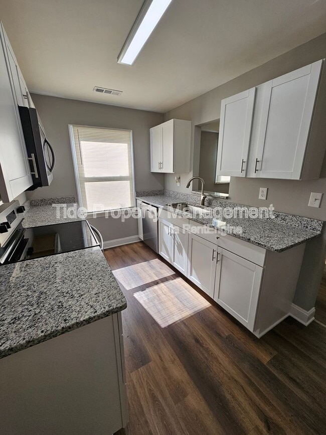 Building Photo - 5821 Robinhood Dr