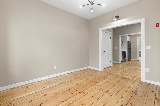 Building Photo - Tour 6/4/25 4-5pm Beautiful 1 Bedroom Apar...