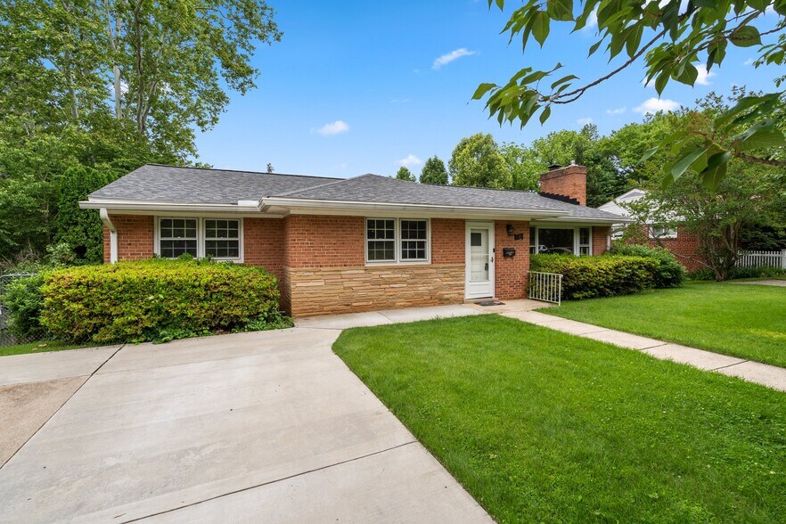 Building Photo - 4907 Elsmere Ave