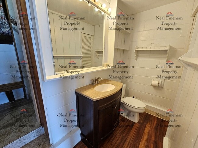 Building Photo - Studio/1 Bathroom Apartment. 60 steps walk up to the apartment. No parking. Rented as shown