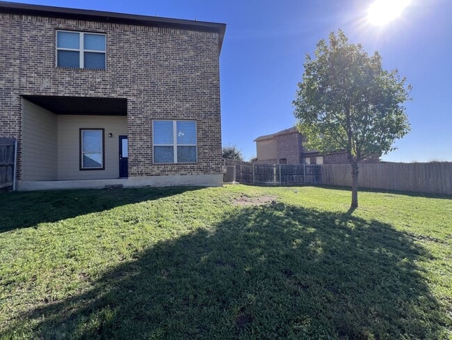 Building Photo - Beautiful Townhouse in New Braunfels!