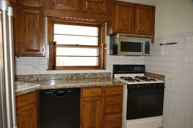 Building Photo - 2423 Elm St