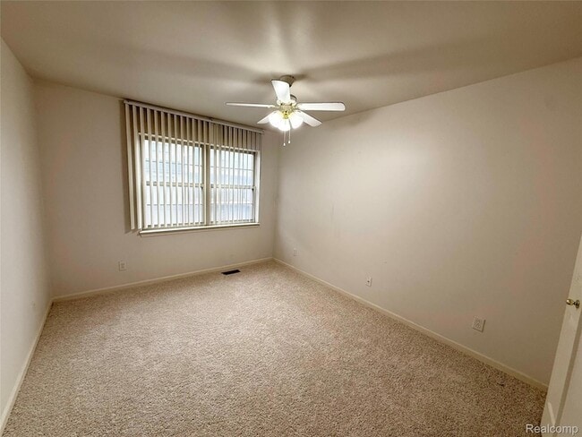 Building Photo - 29419 Glen Oaks Blvd E