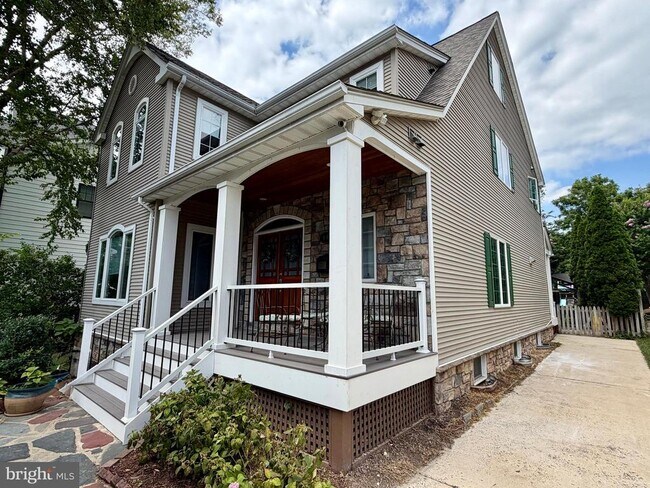 Building Photo - 904 Lincoln Ave