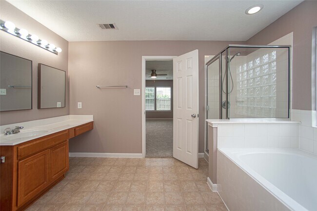 Building Photo - 29314 Legends Bluff Dr