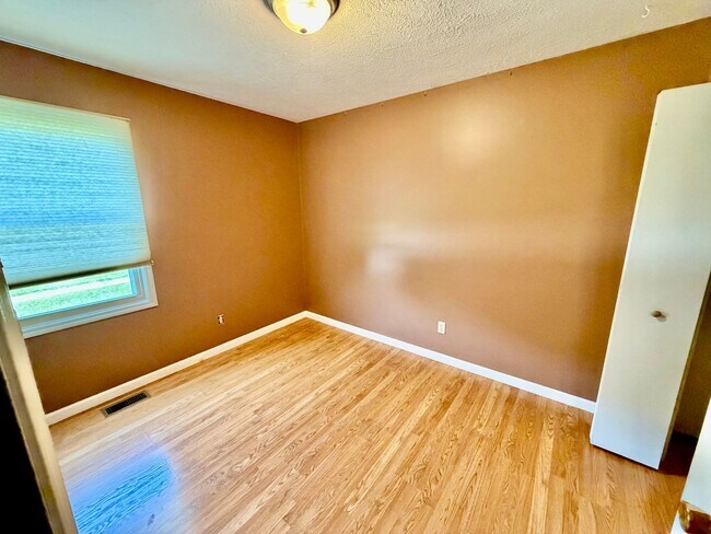 Building Photo - Spacious 3 Bedroom 2 Bathroom Home - Large Backyard!