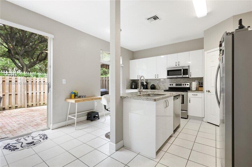 Building Photo - 5620 NW 113th Pl