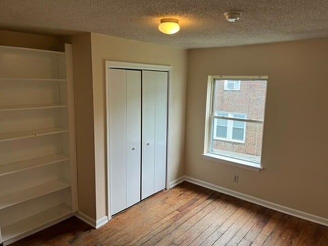 Building Photo - Charming 4 Bedroom 2 bath apartment near d...