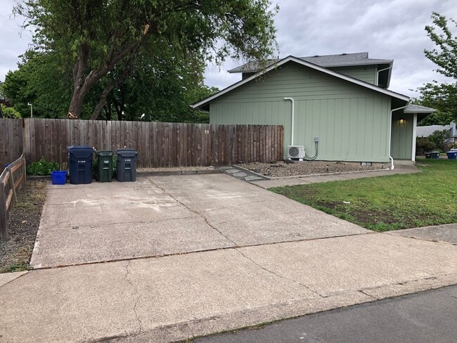 Building Photo - Completely updated 3 bedroom 1 bath duplex!