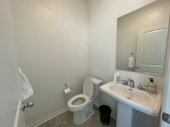 Building Photo - Beautiful Three Bedroom Two and a Half Bathroom Home in Murrieta!