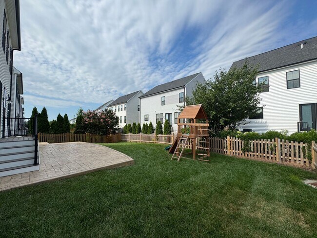 Building Photo - Stylish And Spacious 4 Bed 3.5 Bath Home I...