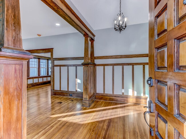 Building Photo - 419 E 3rd St