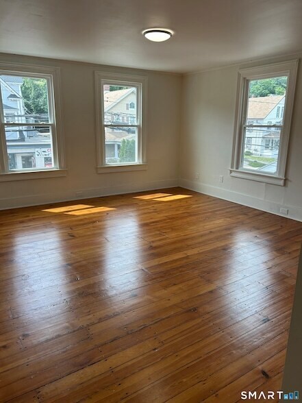 Building Photo - 163 Meadow St