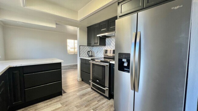 Building Photo - Lovely House 4BR 2.5BA with Large Backyard