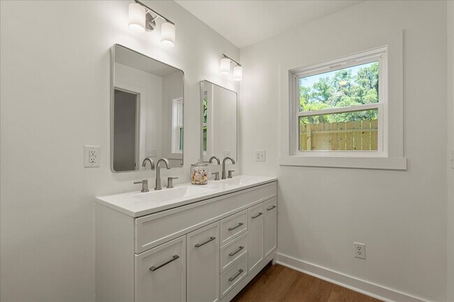 Building Photo - 4 Bedroom Coastal Cottage