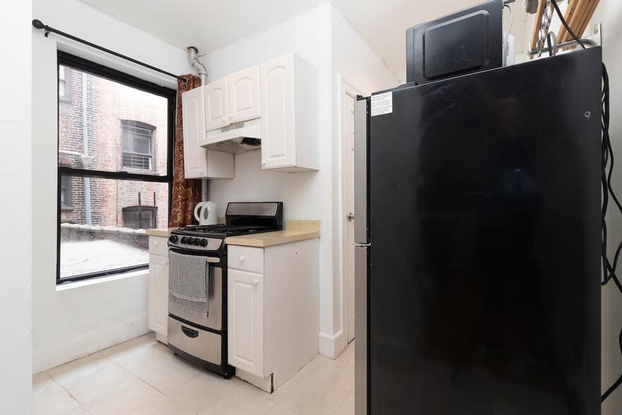 Building Photo - 322 E 93rd St