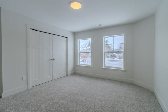 Building Photo - 1502 Simsbury St