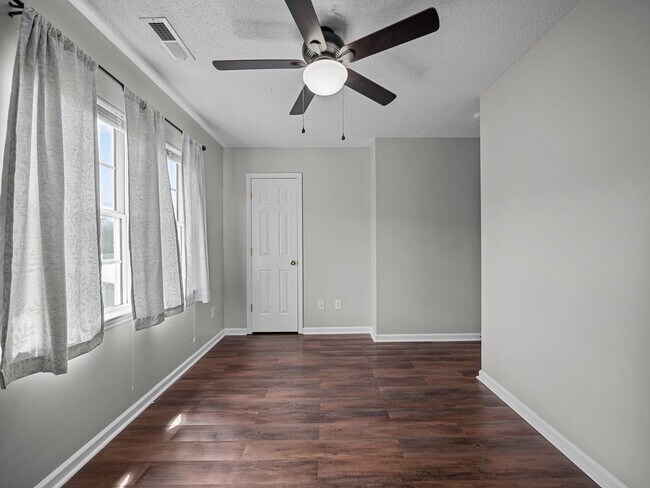 Building Photo - Welcome to Marsh Oaks!