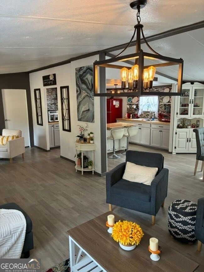 Building Photo - 215 Lynn Dr