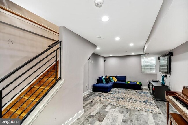 Building Photo - 1945 Watkins St