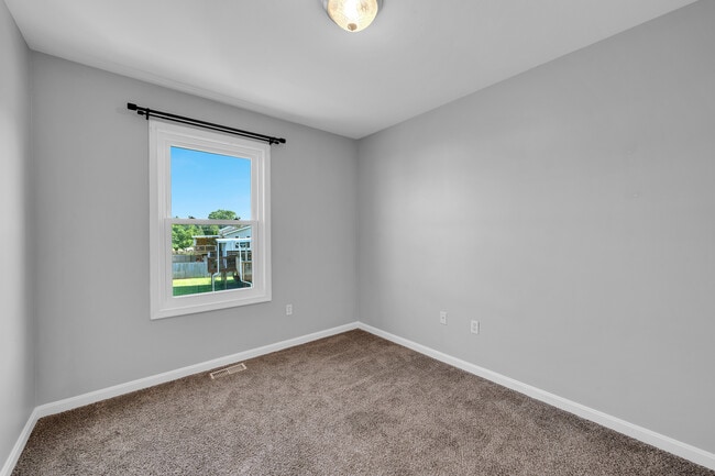Building Photo - 41 Squire Cir