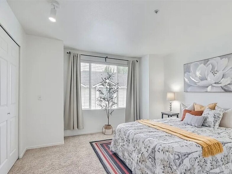 Building Photo - Bothell Townhouse