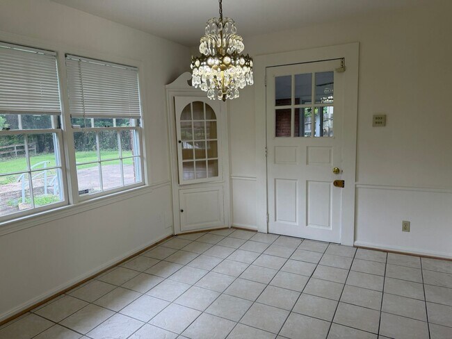 Building Photo - 9220 Quintana Dr