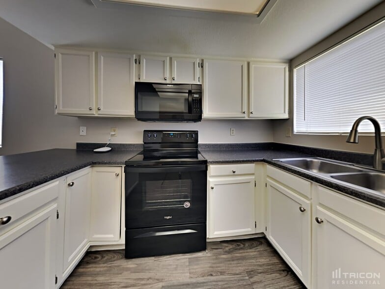 Building Photo - 8427 W Orchid Ln