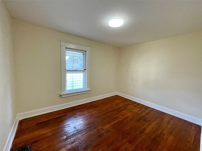 Building Photo - 417 Adams Ave