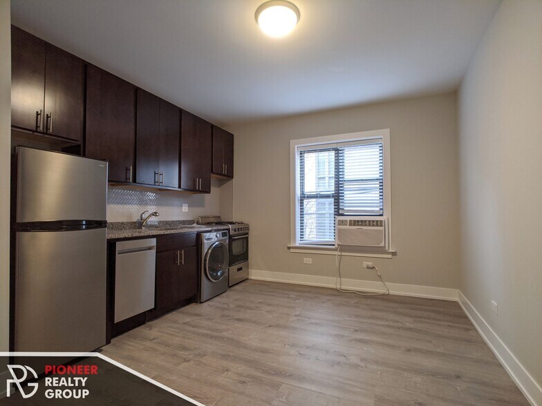 Primary Photo - 440 W Belden Ave