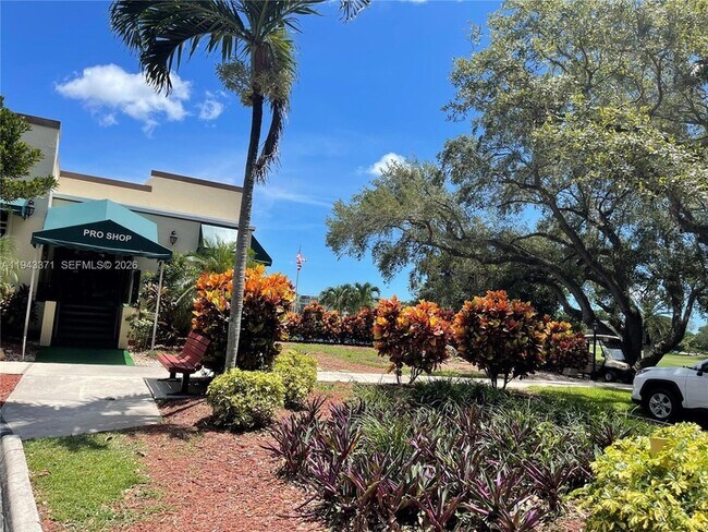 Building Photo - 1831 Sabal Palm Dr