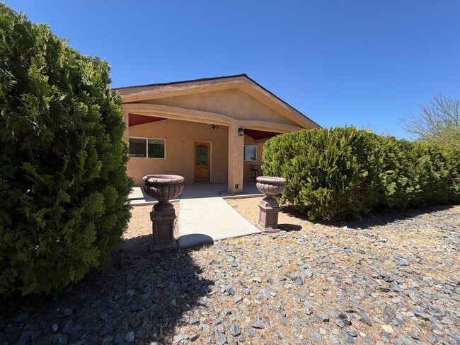 Building Photo - 3Bedroom/1.5 Bath Homeon 2.5 Acres...Rural Living At It's Best and For Only $2100 a Month