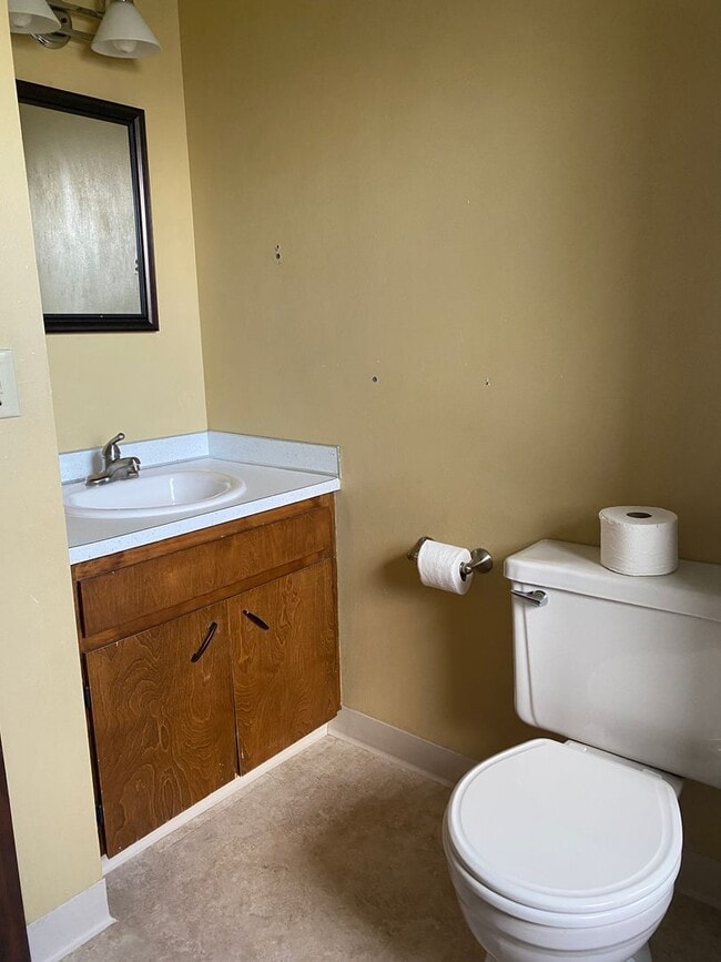 Building Photo - Cozy, single family home