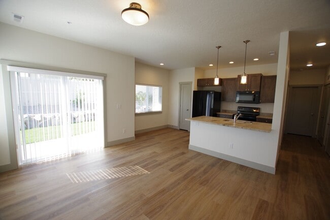 Building Photo - Sunbeam Townhomes