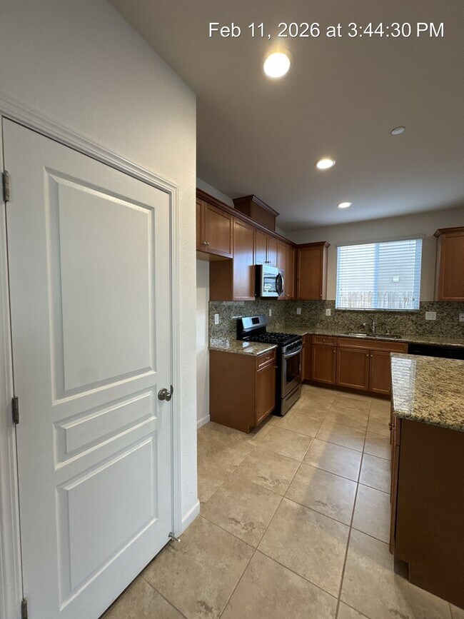 Building Photo - 4 Bedroom home! Rent Ready NW Visalia!