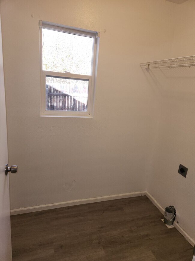 Building Photo - Ridgeview @ Stetson Hills- Newly remodeled 3 bedroom