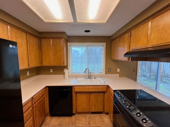 Building Photo - NEW TO MARKET, CLOSE TO SOUTH MEDFORD HIGH SCHOOL